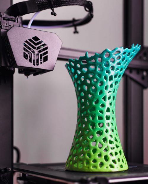 3d printing of a vase with multicolored pla filament